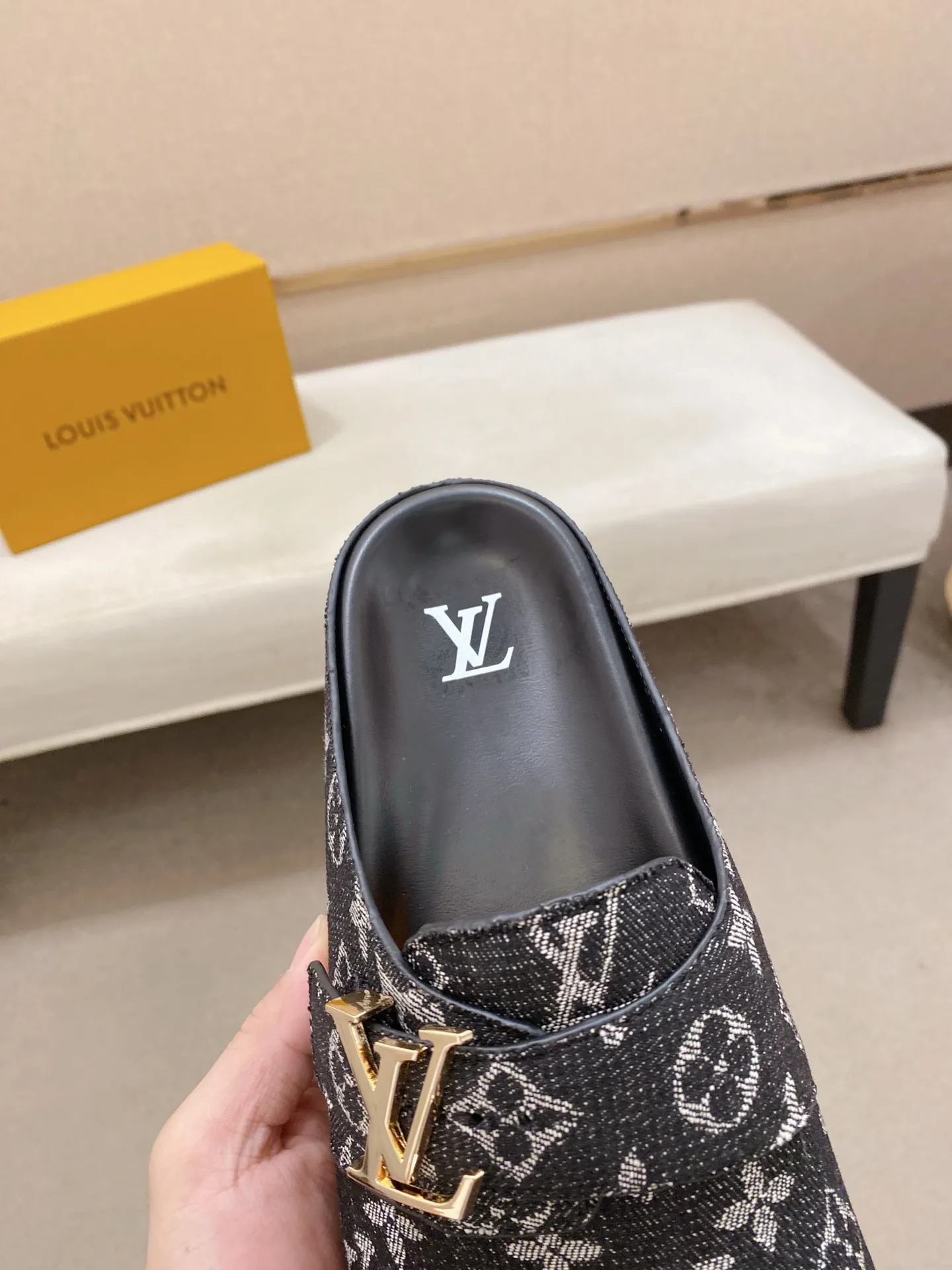 Men's shoes💰: 200💰38-45, LV Easy 2025 new men's casual sandals and slippers, made of suede cow leather, with Monogram pattern to highlight the trendy style. Adjustable straps illuminated with LV letters, while a resilient insole and micro outsole provide lightweight comfort. Made of suede cow leather with embossed Monogram pattern and brand element metal hardware✅Adjustable straps➕Tough insole‼ ️Micro outsole. Comfortable and easy to wear‼ ️
